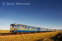 Paisatge de l'altiplà peruà costat del tren Andean Explorer de Orient Express que cobreix el trajecte entre Cuzco i Puno.