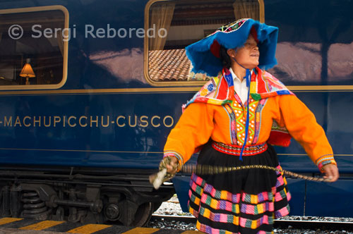 El tren s'arrossega al petit poble de Aguas Calientes al voltant del migdia amb el temps per anar de compres a l'extens laberint de llocs de artesanies abans de fer el curt passeig pel pont a l'espera d'autobusos per al viatge fins a la serpentina carretera a Machu Picchu. Desembarcament del personal mans ampolles d'aigua. Fins i tot hi ha temps per passejar per la ciutat que comparteix el riu. Els pèls de punta en bus fins al Santuari és una forquilla a la vegada rere l'altra. És part de l'aventura amb precipitada opinions - per a aquells que s'atreveixen a mirar - de la vall verda molt per sota. Arribada al Santuari de Machu Picchu està programada per a les 12.30 hores, quan la majoria dels visitants s'estan preparant per sortir, el que els passatgers l'avantatge de l'exploració de l'antiga ciutadella en relativa solitud. Tingueu en compte que pot escalfar en aquell moment del dia i encara que les fotografies sortiran relativament planes, per la qual cosa passar la nit aquí si vostè està tractant de capturar imatges de targetes postals perfecte. Duu un guia experimentat el Hiram Bingham clients en tot el lloc espectacular. Independentment de les condicions meteorològiques, que poden ser de boira o pluja alguns mesos de l'any, l'experiència és inoblidable. En paraules del tren del mateix nom, l'explorador Hiram Bingham, "En la varietat dels seus encants i el poder del seu encanteri, sé de cap lloc en el món que es pot comparar amb ella."