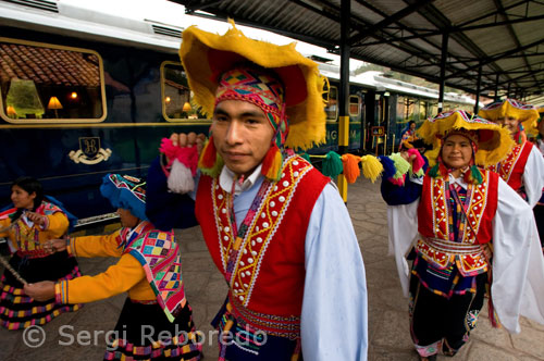 El tren arriba a Aguas Calientes on minibusos privats esperen per acompanyar els passatgers en els quinze minuts de viatge fins a la ciutat, evitant les cues. A la seva arribada a l'entrada de Machu Picchu, els passatgers poden anar directament a la ciutadella de les butlletes han estat prèviament adquirits per a tots els hostes. Un guia us acompanyi al voltant de la ciutadella en petits grups, destacant la millor de les ruïnes i la història d'aquest assentament Inca.