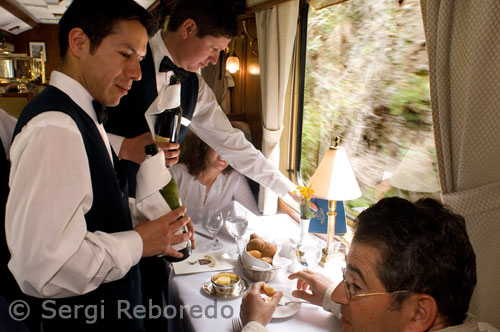 El tren té dos cotxes menjador, un bar d'Observació de cotxes i una cuina de cotxes, i pot transportar fins a 84 passatgers. El viatge d'anada i tornada entre Cusco i Machu Picchu a bord del Hiram Bingham és una experiència de luxe on cada detall ha estat cuidat. Al matí en ruta a Machu Picchu un dinar serà servit com mira el paisatge impressionant desplegament. En arribar al seu destí una guia us mostrarà els aspectes més destacats de la ciutadella de Machu Picchu. El dia després d'explorar la meravella de Machu Picchu, cócteles y una cena gourmet se sirven en el retorn a Cusco.