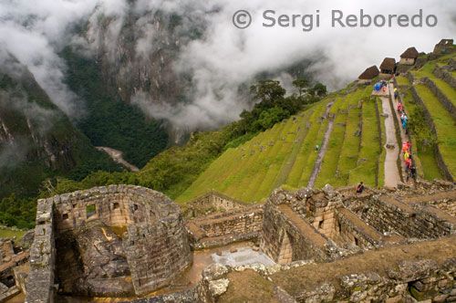 Prop d'allà, és el "temple del sol", que era originalment un complex molt ben protegits. En Inkan vegades només els sacerdots i el Inka podien utilitzar els temples, per la qual cosa va romandre tancat i protegit. La gent comuna tenia cerimònies populars en àrees obertes o places com la de Machupicchu o Qosqo. L'entrada en el Temple del Sol és a través d'una magnífica porta de doble brancal, que en la seva superfície interior mostra el seu sistema de seguretat amb un anell de pedra sobre la llinda de la porta de fusta que ha d'haver estat penjat, i el joc dins de dues caixes petites tallades a l'interior brancals de la porta quan la barra d'cruïlla estava vinculat. El temple va ser construït sobre una enorme "in situ" roca. Té una planta semicircular, la seva paret posterior és recte i tot el temple està construït amb la "Imperial Inkan" tipus arquitectònic, és a dir, s'enfronten amb pedres rectangulars, amb una perfecta articulacions. La paret semicircular té dues finestres, una d'elles mira cap a l'est i l'altre cap al nord. Segons els científics moderns aquestes dues finestres constitueixen l'observatori solar més important en Machupicchu, a la finestra mirant cap a l'est, és possible fixar amb precisió el solstici d'hivern a la mesura de l'ombra projeccions sobre la roca central. Ambdós tenen la projecció de les finestres falses bigues tallades al voltant de la seva cara exterior, que sens dubte va servir per recolzar els elements que van fer observacions solars més fàcil. Al centre del temple hi ha un "in situ" altar de roques tallades que van servir per dur a terme diverses cerimònies en honor al Sol, és aquí on es van executar els sacrificis d'animals, de manera que l'anàlisi dels seus cors, pulmons i vísceres, els sacerdots podria predir el futur. És també aquí on el Inka havia simbòlicament beure "chicha" (cervesa de blat de moro) juntament amb el seu pare el sol. La recta paret del darrere té una finestra amb forats petits tallats en el seu llindar que la tradició coneix com la "finestra de la serp" (nom donat per Bingham). Els forats són molt similars a les trobades en el Temple de les estrelles en el Qorikancha del Qosqo que, segons Garcilaso mantenir adorns de pedres i metalls preciosos, possiblement també per aquí els forats tenen els mateixos drets. La recta parets del temple tenen nínxols trapezoïdal en el seu interior s'enfronta, ja que es van utilitzar per mantenir diferents ídols i ofrenes. Alguns autors indiquen que originalment aquest temple tenia un sostre cònic Thatched, i nom com "Suntur Wasi", "Torre de militars", etc