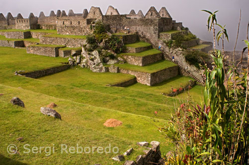 Avui en dia, en una forma senzilla de Machupicchu es divideix en dos sectors principals: agricultura i zones urbanes. El sector agrícola es troba just després d'entrar a l'hotel turístic, aquí hi ha molt àmplies terrasses de cultiu artificial, són només algunes de totes les existents a la regió, ja que la majoria d'ells estan coberts per una espessa vegetació. Per l'extrem oriental de les terrasses hi ha cinc edificis que potser va servir per allotjar als agricultors que cultiven aquest sector, els edificis són coneguts com els "agricultors" Grup "encara que Bingham anomenat" Caserna ultraterrestre ". En l'extrem superior de les terrasses hi ha una petita habitació de tenir només 3 parets coneguda com la "post Watchman" construït en un lloc estratègic, a partir d'aquest punt hi ha una visió àmplia del canó del Urubamba en dues direccions diferents. És aquí, des d'on els clàssics de Machupicchu es prenen fotografies. Als voltants hi ha l'anomenat "Rock funerari", és una roca solta posat sabent en aquest mateix lloc, com un altar tallat amb alguns passos i un anell. Se suposa que han servit per dur a terme tot el procés d'embalsamament, així com per l'assecat de les mòmies. Tanmateix, sembla que aquesta roca també hi havia una certa relació amb les observacions solars. En el solstici d'hivern, la llum del sol es projecta exactament cap a aquesta roca de "Intipunku" (Puerta del Sol), que es veu agreujada pels edificis cap a l'est, a la targeta, al final del camí Inka que s'observa al voltant de la Muntanya de Machupicchu. Més al sud de la funerària Rock "és el major edifici en Machupicchu, és una" Kallanka "que té 8 obertures d'accés en la seva paret frontal i 2 en el costat estimats. Degut a la seva ubicació a prop dels senders, les seves dimensions i morfologia, que la construcció ha d'haver estat una mena de "Tambo" i va servir per presentar un gran nombre de persones. Nom d'alguns autors d'aquest edifici com "la Seu" i alguns d'altres com a "tallers". 