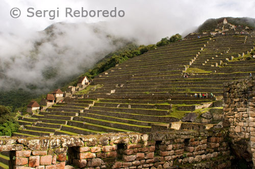 El Santuari Nacional Històric de Machupicchu es troba sobre una gran estructura de granit orogénico batejat pel Dr Isaías Bowman com el "batolito Vilcapampa" que els afloraments més de prop de 400 km ² (154 milles ²). La seva formació pertany a l'escala de temps geològic al Paleozoic Inferior o primària, i poden tenir una edat aproximada de 250 milions d'anys. El batolito Vilcapampa blanc-gris del granit és una roca igne intrusiva (magma refredat en grans profunditats a l'interior de la terra); es tracta principalment de compostos de mitjana per 60% feldspat, el 30% de quars, i un 10% de l'mica. Granit que ha entrellaçat equigranular posseeix textura i del 6 ° a 7 ° de duresa en l'escala de MOHS amb una resistència de 1200 Kg / cm ². Així mateix, en aquesta regió hi ha altres roques que correspon a la del Paleozoic Inferior, com esquists, quarsita i conglomerats metamòrfics que podria tenir una edat de 350 a 450 milions d'anys. Machupicchu (com la majoria dels noms dels pobles quítxua i diferents llocs a la regió) és una paraula composta que prové de machu = vell o antic, i picchu = cresta o muntanya, per tant, Machupicchu es tradueix com "Muntanya Vieja". La famosa muntanya que es veu en front, i apareix en la majoria dels clàssics punts de vista de la pàgina s'anomena Waynapicchu (Muntanya Jove). Lamentablement l'original nom dels esmentats sectors s'han perdut, Machupicchu, Waynapicchu i altres noms propis utilitzats en l'actualitat són més contemporani; atribuir probablement pels agricultors que viuen a la regió abans de l'arribada de Bingham. Tanmateix, d'acord als estudis sobre alguns documents del segle XVI, el nom original de tota la zona podria ser "Picchu".