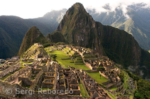 Aquesta famosa ciutadella visual i combina la força espiritual de magnífic paisatge natural amb un santuari històric, i recentment va ser reconegut com un dels "7 noves Meravelles del Món". Les ruïnes estan situades a la vessant est de Machu Picchu en dues àrees separades - agrícoles i urbanes. Aquesta última inclou el sector civil (habitatges i canalisations) i el sector sagrat (temples, mausoleus, places i cases reials). La història de Machu Picchu, només diu que el Inca i els seus nobles, sacerdots, sacerdotesses i dones elegits (Acllas) van tenir lliure accés a les instal lacions del santuari de Machu Picchu.