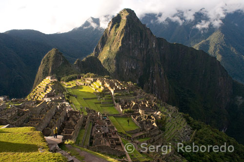 PeruRail és l'únic mètode dels viatges a Machu Picchu, si no voleu caminar el Camí Inca, amb sortides de tren de Cusco i Ollantaytambo. Machu Picchu, la Ciutat Perduda dels Inques, és un dels més famosos exemples d'arquitectura inca i està situada 112 km de la ciutat de Cusco, 2.350 metres sobre el nivell del mar. Les ruïnes estan envoltades d'una exuberant selva i es creu que s'han construït a mitjans del segle 15 per l'Inca Pachacutec. Perdut en la història, les ruïnes no van ser descobertes fins el 1911 per l'explorador americà, Hiram Bingham.