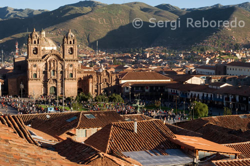 Segons la història, Inkan vegades a la Gran Plaça del Qosqo va ser envoltat pels Reis' palaus, construïts amb la finalitat de protegir als seus "Panaka" real o famílies extenses. Un dels palaus era el "Kiswarkancha" pertanyent al Inka Wiraqocha; en la seva part oriental que hi havia un edifici en forma circular anomenat "Suntur Wasi" que era una cosa així com una casa d'armes i escuts d'armes. L'actual catedral i les seves dues petites esglésies van ser construïdes sobre els dos edificis originals. Un espai per a la construcció de la Catedral es va indicar en el moment de la refundació espanyola de la ciutat en 1534. L'espai que corresponia a la "Suntur Wasi", on efectivament l'antiga petita església fou construïda. Posteriorment, la necessitat de culte portat a l'adquisició de terres prop de l'església per tal de construir l'actual Catedral Basílica Santa que es va iniciar en 1560, en una superfície d'uns 4.000 m² (1 acre), i amb dissenys originals realitzats per l'arquitecte Juan Miguel de Veramendi. Algun temps abans, el Consell de la Ciutat de Església havien acordat per al transport de pedres per a la construcció de la "fortalesa", és a dir, es va ordenar la demolició de Saqsaywaman per utilitzar les pedres de les seves parets fetes amb andesitas que s'utilitzaran en la construcció de la Catedral. Va ser acabada en 1654, després de 94 anys de treball amb diferents retards i molèsties, dissenyat i supervisat per arquitectes espanyols i sacerdots, però realitzat amb el treball, suor, llàgrimes i la sang dels Inques "descendents. Qosqo la catedral és, sens dubte, un dels més notables monuments colonials a Amèrica. La seva estructura pertany al renaixement, i la seva planta té forma de creu llatina, amb creuer que es comunica amb les seves dues esglésies laterals: la "Església del Triunfo" cap a l'est i la "Església de la Sagrada Família" cap a l'oest. Avui en dia, l'entrada per visitar el monument és a través de la "Església del Triunfo" que es troba precisament en el mateix espai de l'antiga església major feta sobre el "Suntur Wasi".