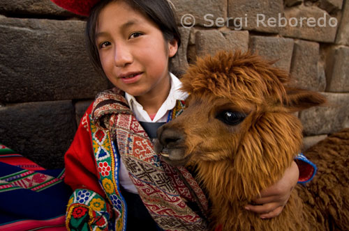 Segons la llegenda, Cusco (Qosqo en quítxua, o "el melic de la terra") és el lloc on la vara d'or finalment es va enfonsar en la terra, i quan Manco Capaços fundar la seva ciutat capital dels Inca Empire, al segle 12. A principis de 1400 el novè Inca, Pachucutec, va començar l'expansió dels Inques tribu. Pachucutec va ser un gran promotor urbà, així com polític. Va dissenyar cusco en la forma d'un puma, la cap i les dents estan formats per la fortalesa de Saqsayhuaman. També és responsable de la construcció de Qorikancha, (jardí d'or), l'estructura més important en tot l'imperi. Qorikancha estava coberta amb plaques d'or, i en el seu interior conté una sèrie de temples dedicats al sol, la lluna, arc de Sant Martí, les estrelles, i trons i llamps. Golden, bejeweled objectes es van trobar en tot, i el Temple de la Lluna estava coberta en làmines d'argent. El pati, o "jardí d'or", que figura de mida natural d'or rèpliques dels animals i les plantes del regne.