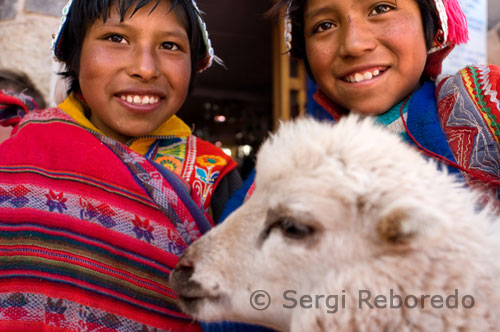 Pisac es basa en les multituds dels voltants pel seu famós mercat que es veu als pobletans i els habitants de ciutats de tot vénen a vendre els seus productes a la plaça del mercat empedrats. Els artesans locals de venda dels tèxtils i l'art també es congreguen aquí i és un popular lugar de compres de records per a molts visitants. La ciutat en si és una gran ronda per passejar i explorar, i cada diumenge l'església colonial de masses té en quítxua, la llengua local. No et perdis la excelente empanades horneadas a la fleca, a poca distancia de la plaza principal. La majoria dels visitants a Pisac són excursionistes que passen una hora o així en el mercat abans de continuar el seu recorregut per la Vall Sagrado i perdre's en un Pisac de gemmes, que són les impressionants ruïnes que estan per sobre de la ciutat. El lloc és espectacular per als punts de vista, sinó que el lloc arqueològic també conté un important centre cerimonial, temples, terrasses i un conjunt de tombes inques.