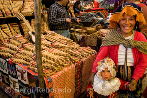 Els productes per a la venda en el mercat - en gran Chomp i ponxos, tapissos i catifes, instruments musicals, carabasses tallades i - són familiars per a qualsevol persona que va passar un dia en Cusco, però de tant en tant els preus són més baixos en alguns productes, com ara la ceràmica. Si bé els turistes per comprar colorits teixits i altres records, els locals estan ocupats comprant i venent productes en les petites carrers que condueixen fora de la plaça. El mercat s'inicia al voltant de les 9am i dura fins midafternoon. És tan bé utilitzat en el circuit turístic Cusco que cors de, "¿Fotografia? Propinita", (fotografia d'una punta) anell entre les mares i els aspirants a les mares que vénen aquí per mostrar els seus fills, vestits amb adorable equips locals. El nonmarket dies, es converteix en una animada Pisac molt tranquil, poc va visitar la vila amb poques activitats perquè els viatgers.