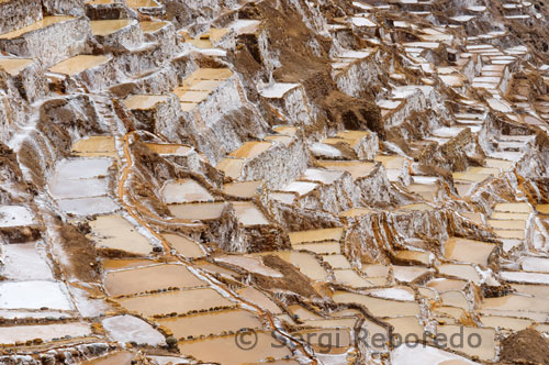 Cap al nord-oest del llogaret de Maras són les famoses obres de sal ", que són possibles per arribar a caminar per la pista o en cotxe a través d'un polsegós camí que és pràcticament inútil en la temporada de pluges. Els Maras "Salinas" perquè algunes persones ho anomenen "mines de sal" estan constituïts per prop de 3.000 petites piscines amb una superfície mitjana de 5 m² (53,8 m²), construït en un pendent de la "Qaqawiñay" muntanya. Les persones s'omplen o "regar" les piscines durant l'estació seca cada 3 dies, amb aigua salada que emana d'un brollador situat a la part superior del complex, de manera que quan l'aigua s'evapora la sal continguda en ella poc a poc es solidifiqui. Aquest procés es durà a terme durant aproximadament un mes fins a un volum considerable de sal sòlida s'obté, uns 10 cms. (4 polzades) d'alçada des del terra. Que la sal sòlida és copejat per tant, granulat i, a continuació, envasats en sacs de plàstic i s'envien als mercats de la regió; el dia d'avui que la sal començar a ser tractat amb iode, per tant, el seu consum no és perjudicial.