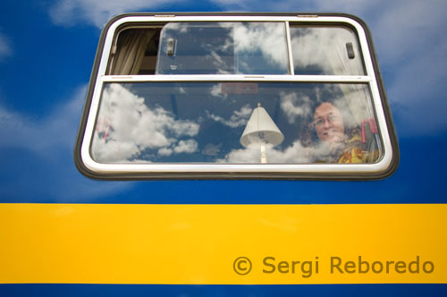 A La Raya, proveïdors locals de venda d'estil típic peruà paret catifes, roba i altres coses, li saludem. Hi ha una encantadora capella amb picos nevados com a teló de fons. El tren no s'atura molt de temps (potser 10-15 minuts) però val la pena baixar a prendre algunes bones fotos aquí.