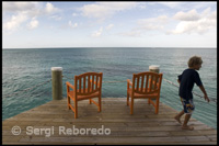 Niño jugando cerca del muelle. Hotel Compass Point-Nassau. Bahamas