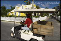 Coche de golf y casa lealista. Bay St. Dunmore Town - Harbour Island -Eleuthera. Bahamas