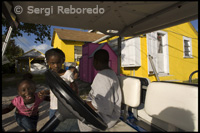 Niños jugando en el exterior de una típica casa lealista. Bay St. Dunmore Town - Harbour Island -Eleuthera. Bahamas