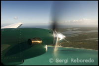 Avión sobrevolando Cat Island. Bahamas