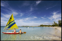 Pareja en una pequeña embarcación a vela – Playa de Fernández Bay - Cat Island. Bahamas
