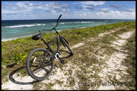 La bicicleta es la mejor manera de conocer la isla – playa de la zona Este (Atlántico) - Pine Bay - Cat Island. Bahamas