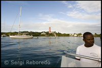 Embarcaciones en el puerto de Hope Town – Elbow Cay – Abacos. Bahamas. Un barco de la compañía Bahamas Ferries www.bahamasferries.com realiza cada día la ruta en ambos sentidos, por lo que es posible realizar la excursión en un solo día saliendo a las 8:00 para luego regresar a Nassau a las 15:55. Es conveniente realizar las reservas con anterioridad en temporada alta. También dispone de aeropuerto, y varias compañías realizan vuelos desde Nassau y desde otras islas. 