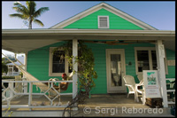 Típica casa lealista – Descansando en la hamaca. Hope Town – Elbow Cay – Abacos. Bahamas