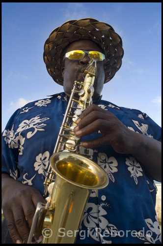La música de las Bahamas se centra en gran medida alrededor de Junkanoo, de Bahamas de vacaciones una celebración que se produce en Día de San Esteban (26 de diciembre) y de nuevo el día de Año Nuevo (1 de enero). Un gran desfile, que tradicionalmente en la bahía de la calle, es el punto culminante del acto al que asistieron muchos vecinos y turistas de todo el mundo.