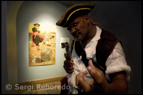La edad de oro de la piratería duró treinta años, desde 1690 hasta 1720 y Nassau estaba en su corazón. Se trata de un paraíso tropical que atrajo a los piratas la mayor concentración de los piratas nunca visto en el Nuevo Mundo.