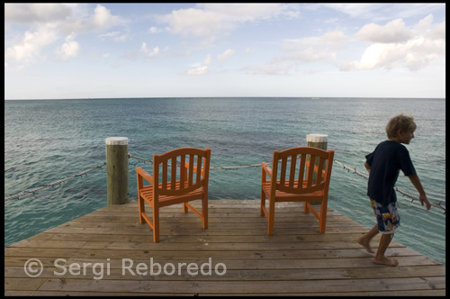 Compass Point tiene playa, al lado de la piscina y cubiertas para el enfriamiento y captura de los rayos Bahamas.