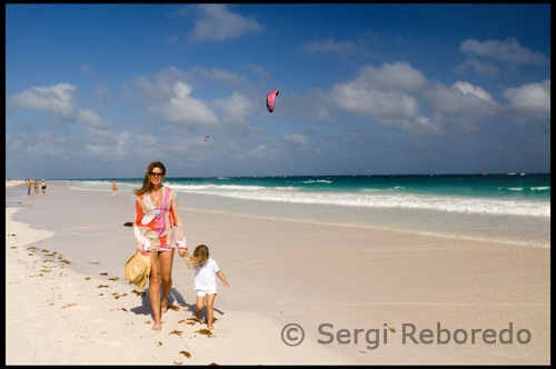 En cuanto a la zona norte de la isla de Windermere, Double Bay es un hermoso, de tres millas a lo largo de la playa en el lado Atlántico de Eleuthera. Double Bay es una playa de la antigua finca evolución que data de la década de 1950. Una docena de casas antiguas amable de esta época siguen vigentes. Hay además varias decenas de nuevas viviendas que se han construido a lo largo de la playa. Casas en venta en esta área los 3 millones de dólares gama. Un típico lote de 1,5 acres Double Bay con 150 pies de frente vende por más de 1 millón de dólares.