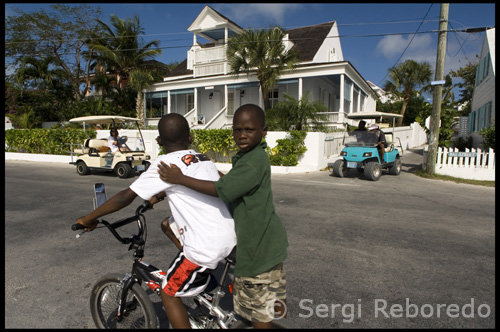 Trescientos años atrás un pequeño grupo de peregrinos Inglés, buscando la libertad religiosa, desembarcaron en esta isla y le dieron el nombre etérea, Eleuthera, que significa "libertad" en griego. El nombre parece ser como apt hoy como entonces. Eleuthera, cumple con su promesa inicial de otorgar sus dones a la suerte que han tropezado en ella, o la inteligente que conoce a ir allí. Miles de color rosa brillante y playas de arena blanca, serena pueblos coloniales, y el deslizamiento de acres de plantaciones de piña que Eleuthera una isla de las más casual sofisticación. El fresco de la pereza Eleutherean vida y polvoriento-aún bañadas por los colores de la isla, dándole la sensación de un gigante de la ilusión, que parece haber desatado una especie de aire de calma y de gracia. Con sus dos compañeras, Harbour Island y español Wells, Eleuthera ha sido por mucho tiempo a favor de un destino entre los viajeros inteligentes que buscan un poco de tranquilo encanto.