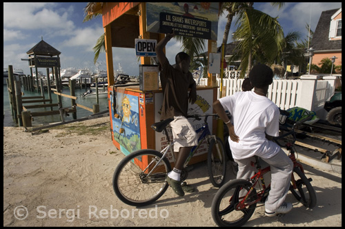 Las dificultades fueron conquistados en Eleuthera, y las raíces de la historia moderna de Bahamas fueron plantados por los "aventureros", que posiblemente lo que se estableció la primera verdadera democracia en el mundo occidental hace más de 300 años. Gran parte de la primera atmósfera colonial se conserva en la pequeña aldeas de pescadores y zonas de cría de expansión. Abaco Eleuthera y hacia el norte desempeñado un papel importante en la historia de la zona y en la actualidad la arquitectura de la época colonial y el ambiente es especialmente visible en Harbour Island y Wells español, tanto las pequeñas islas justo al lado de la costa norte de Eleuthera.