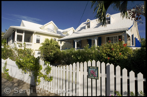 Vernon es el lema de "Vamos a comer key lime pie." Él es un panadero y tiene un gran pan casero y la mejor key lime pie en Abaco. La Esperanza de Ciudad Puerto Lodge, uno de nuestros lugares favoritos para tener una hamburguesa con queso en el paraíso, se encuentra en una prístina dos millas de arena blanca playa treinta pies de distancia de un arrecife de coral. Después del almuerzo le invitamos a esnórquel el arrecife, caminar en la playa, nadar en la piscina, o dormir bajo las palmeras. Ambos de estos restaurantes se encuentran en el puerto y el muelle lado ofrecen magníficos restaurantes y puntos de vista del faro. Usted puede disfrutar de entretenimiento en vivo los fines de semana aquí. El sonido es un blanco comunidad residencial tres millas al sur de Ciudad de la Esperanza. Porque no hay arrecifes a lo largo de esta zona, atrae a surfistas. Algunos dicen que Blanco es el mejor sonido del surf en las Bahamas. El Hotel Abaco se encuentra en una estrecha franja de tierra entre el Mar de Abaco y el Atlántico.