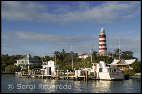 Ciudad esperanza es el hogar de la hermosa dulce rojo a rayas faro que es uno de los más fotografiados del mundo. Fue construido en 1863 por el británico Imperial Faro de servicios a la marca de arrecifes en el Atlántico que se encuentra justo al este del asentamiento. El arrecife fue un cementerio para muchos buques antes de que el faro está construyendo. Este faro es el queroseno y una potencia de sólo un puñado de su clase aún en existencia en el mundo. Su haz de luz puede ser visto por veinte millas. La sala de una oficina de correos se encuentra arriba en un viejo edificio de dos plantas de color azul al final del muelle sur público. No hay para alquilar cajas típico aquí - todo lo que llega a la atención de la entrega general. A lo largo de la Queens Highway, la principal vía estrecha concretas, hay antiguos leales casas se asemejan a la de Nueva Inglaterra que se han restaurado.