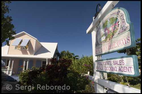 Si usted ha decidido a permanecer en un pequeño resort, o alquilar una casa, es importante reservar con anticipación. No es inusual para los lugares que se reservan hasta un año de antelación. Para asegurarse de que usted recibe exactamente lo que quiere, sobre todo la hora de alquilar una casa, hacer planes, y reserva lo antes posible. Hay varias agencias de alquiler en la isla a la espera de asistirle con los alquileres de las vacaciones. Si el alquiler de una casa no es para ti, también hay salas de recurso y villas. En general, casas de recoger agua de lluvia, y se almacena en cisternas. Este es el agua que es utilizada por los hogares (por ejemplo, grifos, duchas, mangueras, etc.) Por esta razón, es muy importante para tratar de conservar el agua. Además, los cortes de energía no son infrecuentes durante temporada alta, y no todas las casas de alquiler están equipadas con generadores. Porque el agua se lleva a cabo en las cisternas, se requiere una bomba para ponerla en la casa. Durante los cortes de energía, la bomba no funciona, por lo tanto, aseos, duchas, grifos y no funcionará.