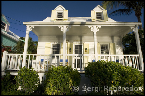 Ciudad esperanza es el hogar del famoso Faro de Codo de coral. Probablemente la más reconocible hito en Abaco, el faro es uno de los últimos faros manual en el mundo. La lámpara de querosén quemaduras presión de aceite con una mecha y manto. Los lentes de Fresnel concentrarse el manto de la luz en un haz dirigido directamente hacia el horizonte. Las lentes y el quemador de equipo, con un peso de 8.000 libras, flotar en una bañera circular lubricado. Esto reduce la fricción de manera que el peso de 700 libras, cuando la herida hasta la parte superior de la torre a mano, sin girar el aparato de 4 toneladas, una vez cada 15 segundos. El guardafaros de turno debe cerrar los pesos cada 2 horas para que el caramelo de color rojo y blanco a rayas faro se desprende de 17 millas de distancia.