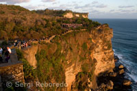 Turistas junto a los acantilados junto al templo Pura Luhur Ulu Watu. Bali.