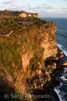 Turistas junto a los acantilados junto al templo Pura Luhur Ulu Watu. Bali.