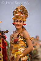 Bailarina de la danza kecak que se realiza en el templo Pura Luhur Ulu Watu. Bali.