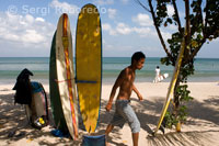 Alquiler de tablas de surf en la playa de Kuta. Bali. 