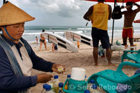 Playa de Kuta. Mientras unos turistas deciden practicar surf otros saborean deliciosos cócteles balineses. Bali.