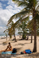 Playa de Kuta. Mientras unos turistas deciden practicar surf otros descansan en la arena. Bali.