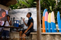 Instructores de surf en la playa de Kuta. Bali. 