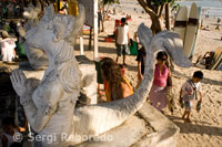 Una estatua a la entrada de la playa. Al atardecer todo el mundo se reúne a ver la puesta de sol tomando una cerveza en la playa de Kuta. Bali. 