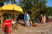 Alquiler de tablas de surf y chiringuito de bebidas en la playa de Kuta. Bali. 