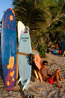 Alquiler de tablas de surf en la playa de Kuta. Bali. 