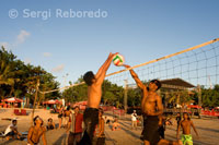 Algunas personas aprovechan al atardecer para jugar al voleibol en la playa de Kuta. Bali.  