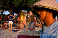 Al atardecer todo el mundo se reúne a ver la puesta de sol en la playa de Kuta. Bali.