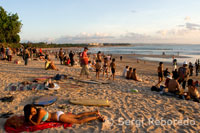 Al atardecer todo el mundo se reúne a ver la puesta de sol tomando una cerveza en la playa de Kuta. Bali.