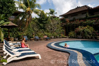 Piscina del Hotel Matahari Bungalow en la calle Legian de Kuta. Bali. 