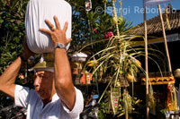 Rituales y celebraciones hinduistas en un templo cercano a Kuta. Bali. 