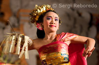 Danza llamada “Legong Dance” en el Palacio de Ubud. En el escenario varias jóvenes ataviadas con fastuosas vestiduras de brocado y oro sincronizan sus enérgicos y pausados movimientos. Ubud-Bali.