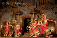 Danza llamada “Legong Dance” en el Palacio de Ubud. En el escenario varias jóvenes ataviadas con fastuosas vestiduras de brocado y oro sincronizan sus enérgicos y pausados movimientos. Ubud-Bali.